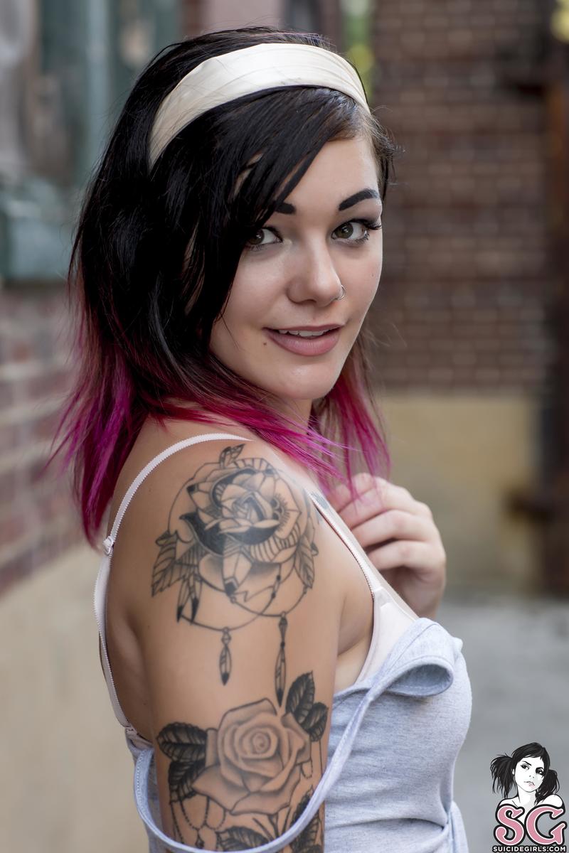 ladylove95-secretsbehindtheirongate-17.jpg