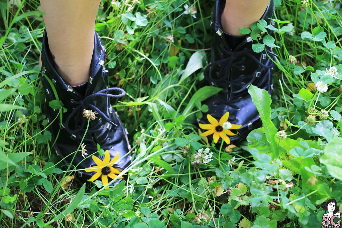 fadedjade-stopandsmellthedaisies-09.jpg