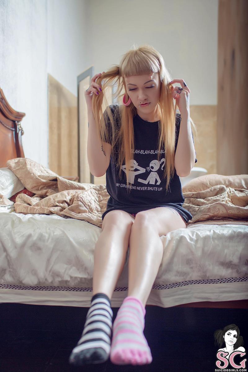 tastyzombie-beginurmorningwithblonde-11.jpg