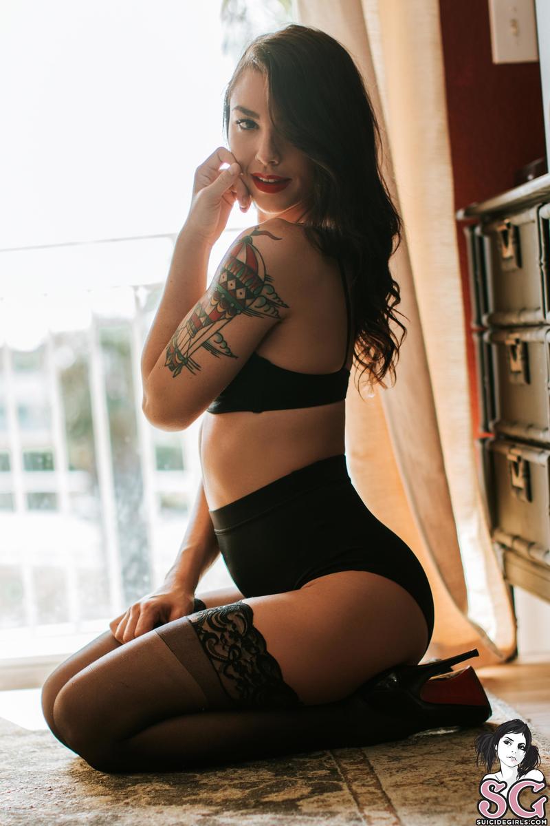 kailah-blackscarlet-05.jpg