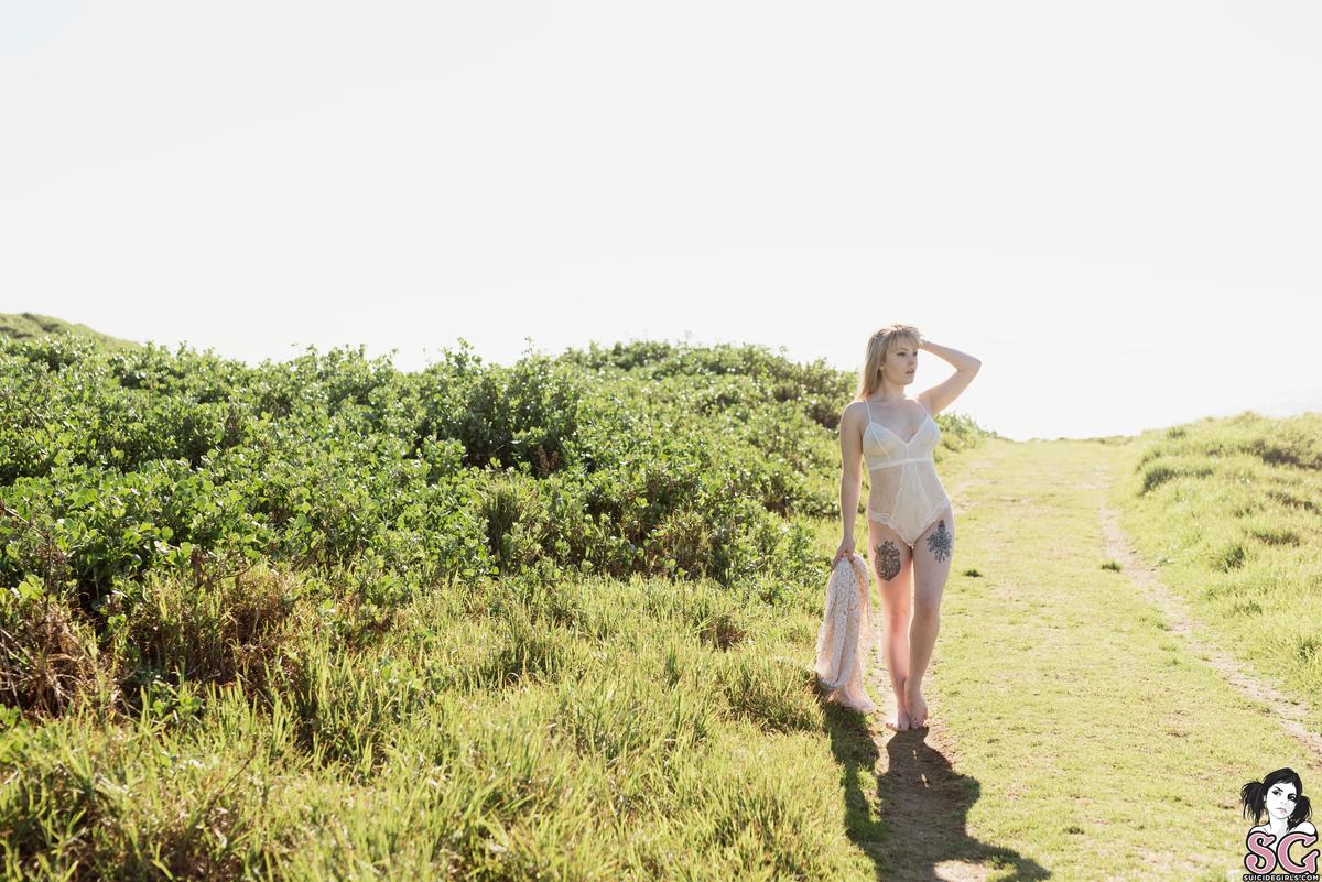 bambie-herecomesthesun-01.jpg