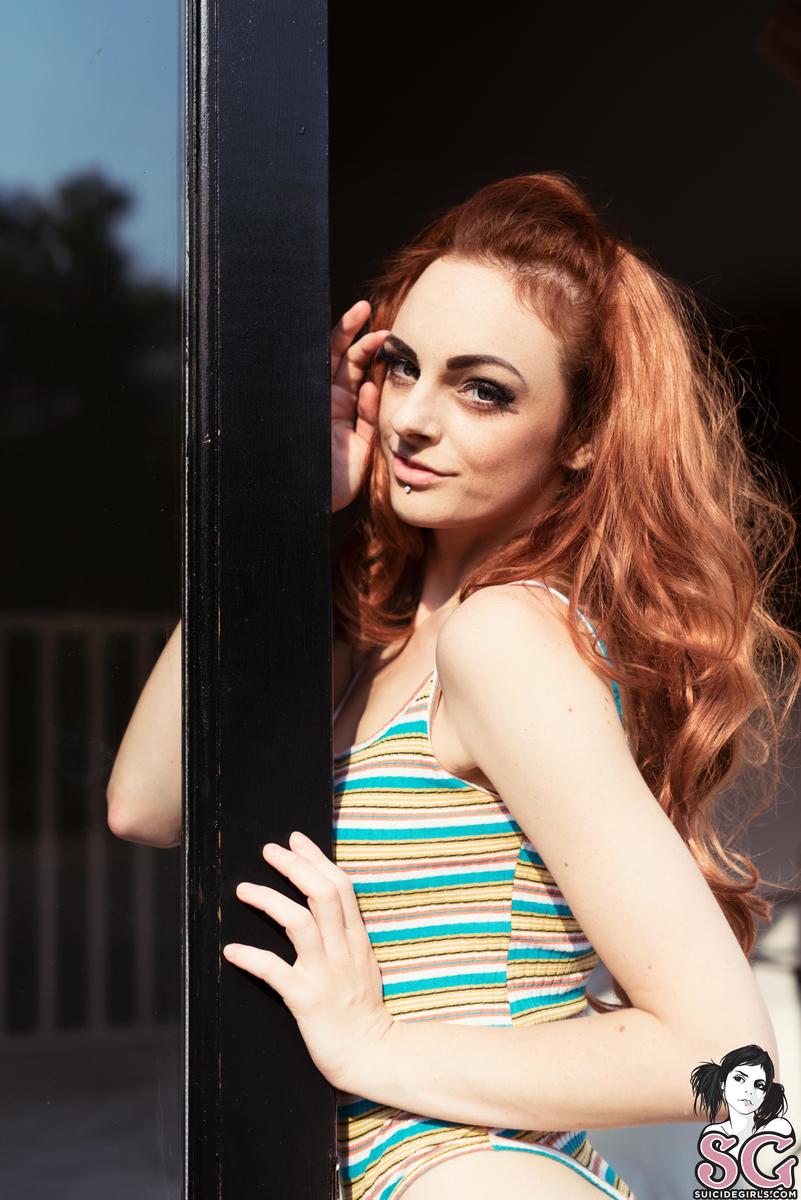 sophiestonem-freckles-07.jpg