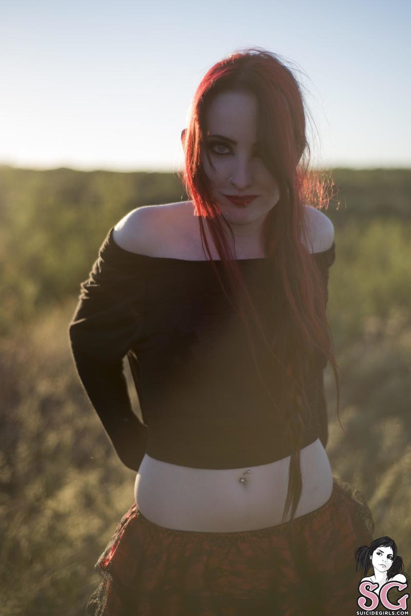 ladyinrrd-queenofthepale-01.jpg
