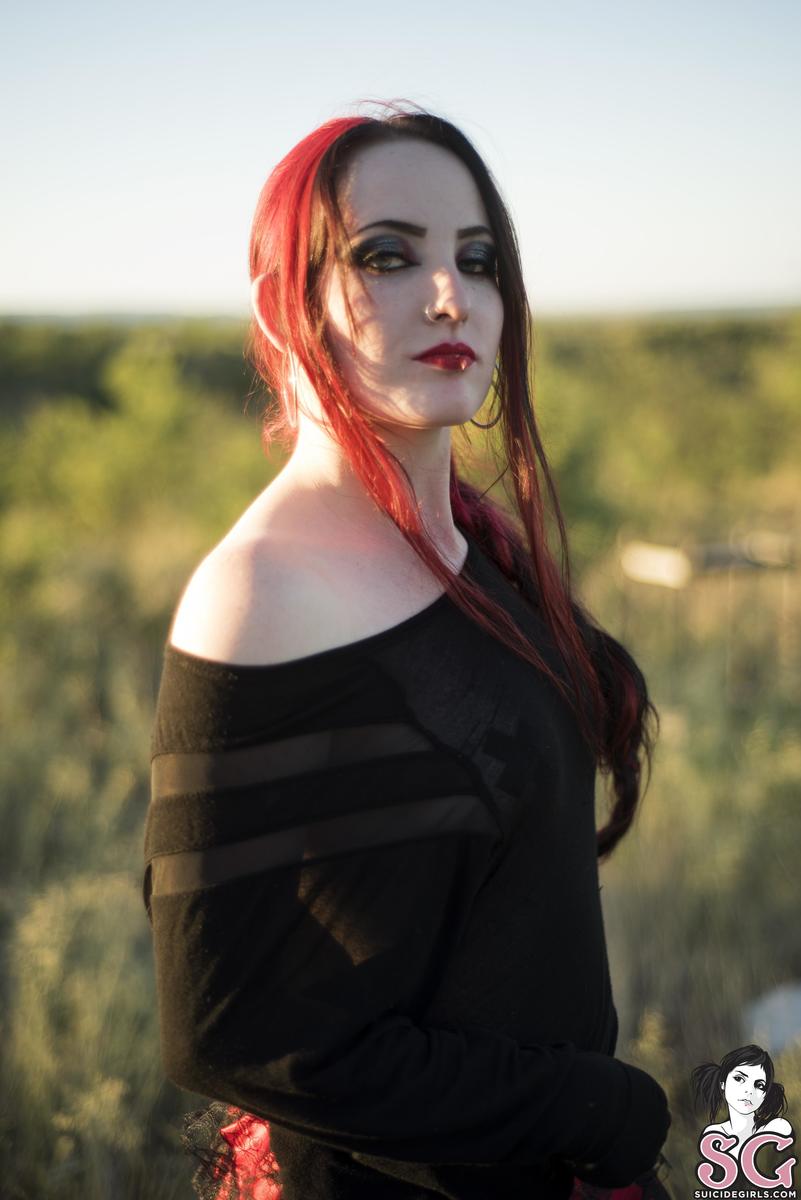 ladyinrrd-queenofthepale-03.jpg