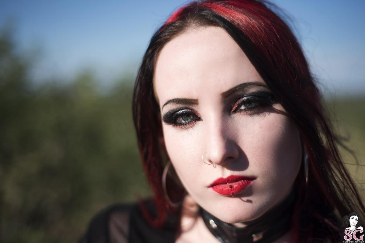 ladyinrrd-queenofthepale-07.jpg