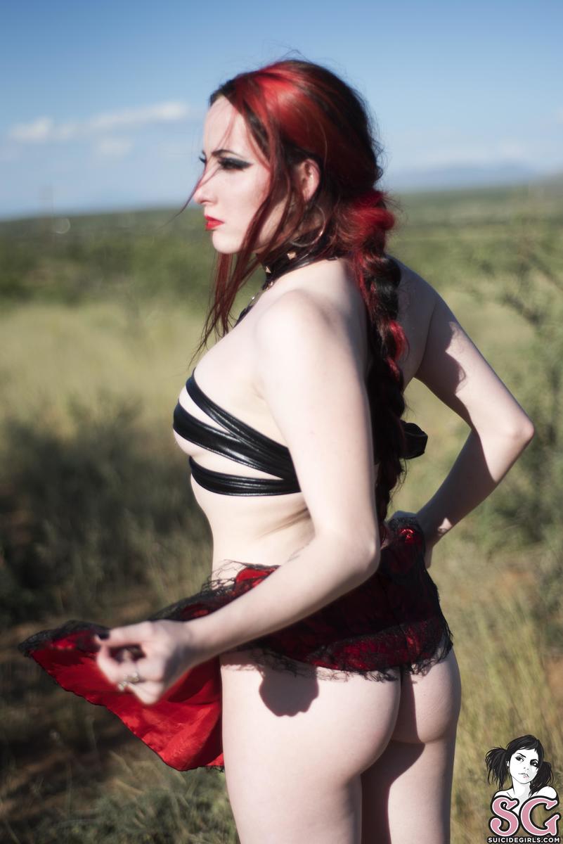 ladyinrrd-queenofthepale-15.jpg