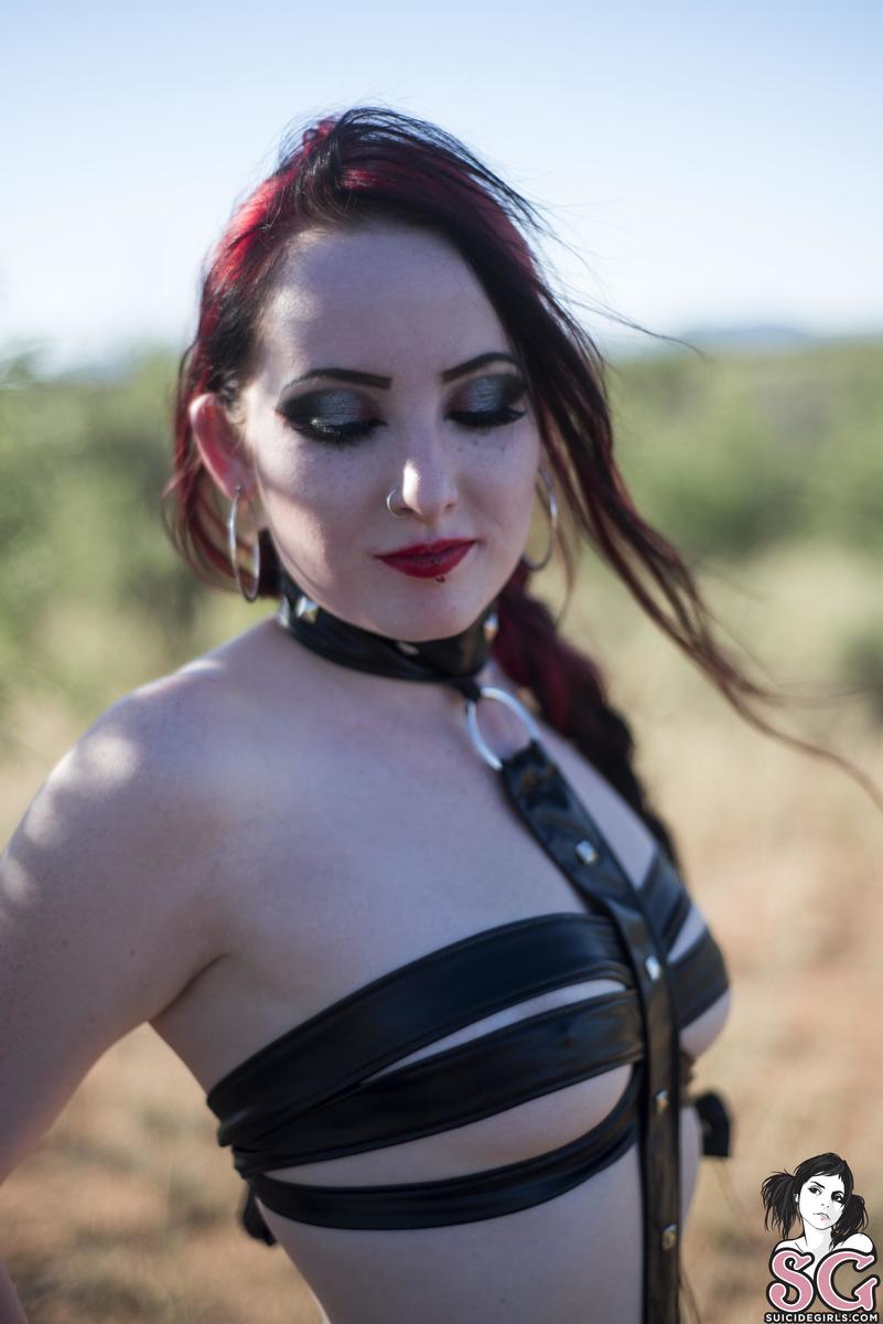 ladyinrrd-queenofthepale-17.jpg