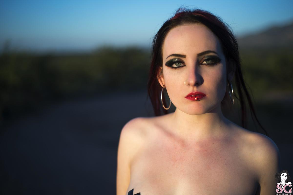 ladyinrrd-queenofthepale-33.jpg