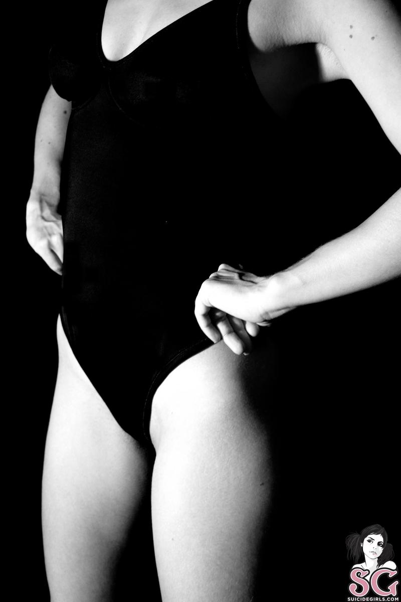 steamygirl-whitebodyinablackbody-03.jpg