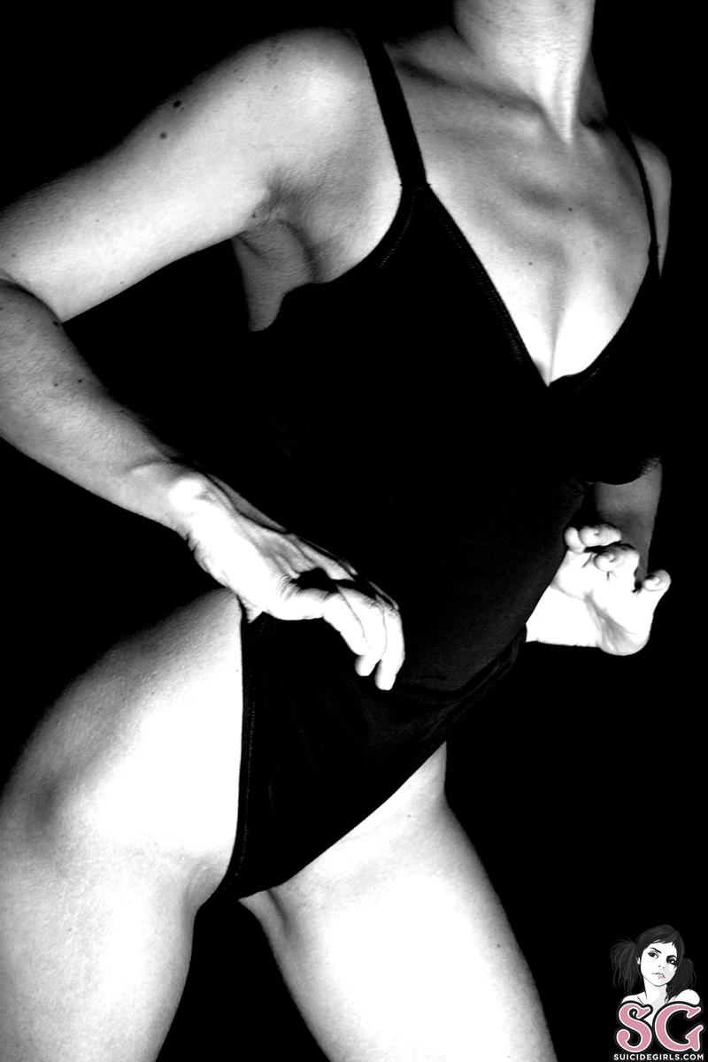 steamygirl-whitebodyinablackbody-09.jpg