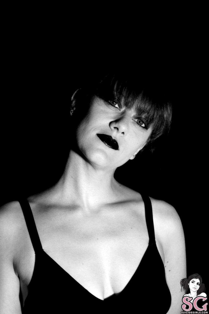 steamygirl-whitebodyinablackbody-15.jpg