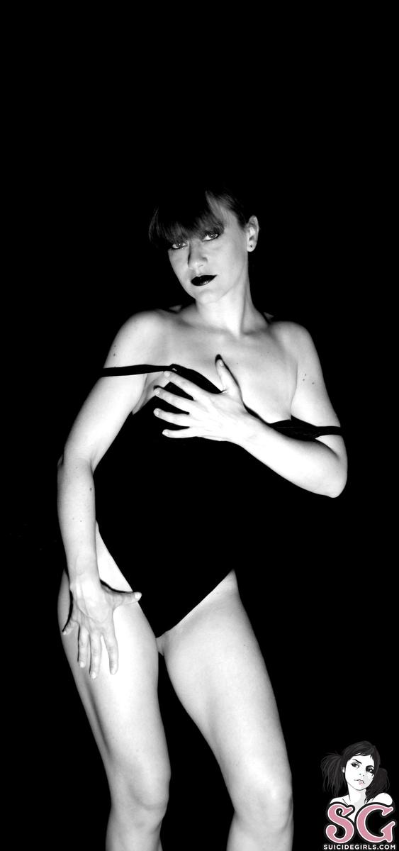 steamygirl-whitebodyinablackbody-17.jpg
