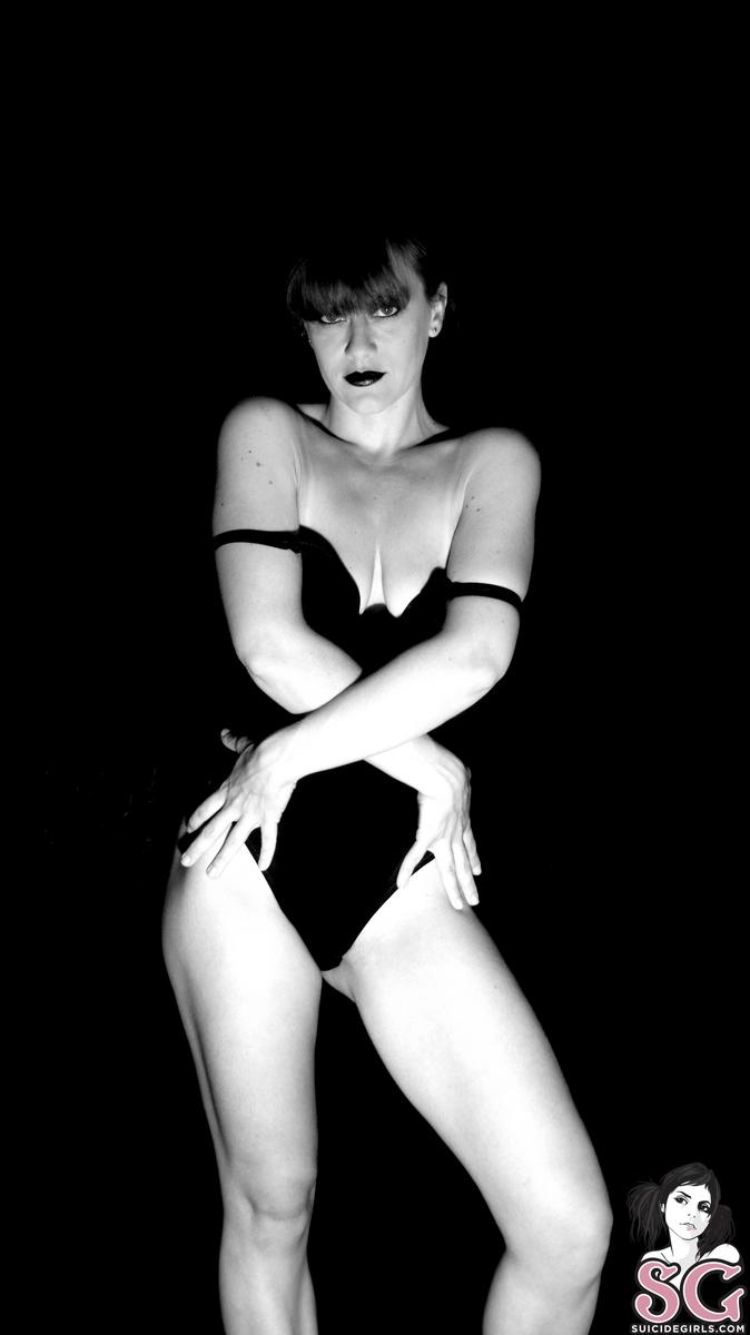 steamygirl-whitebodyinablackbody-19.jpg