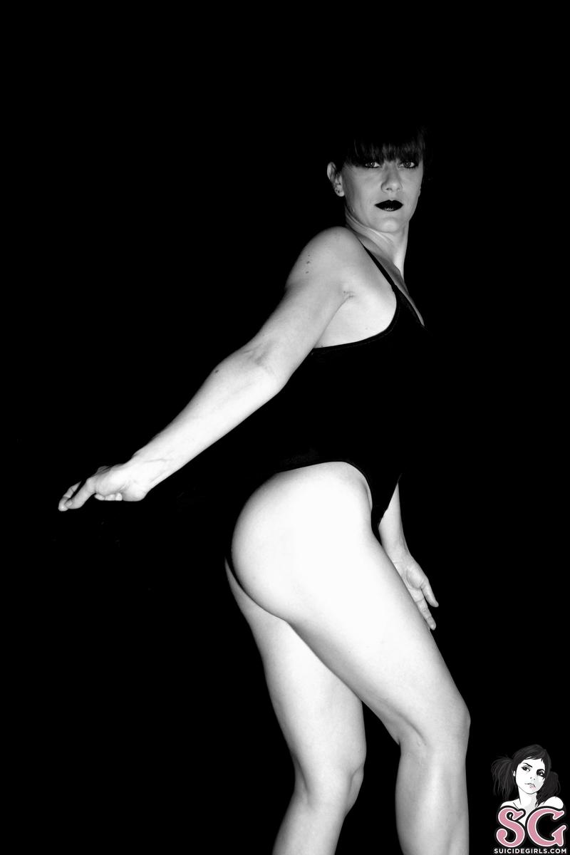 steamygirl-whitebodyinablackbody-29.jpg