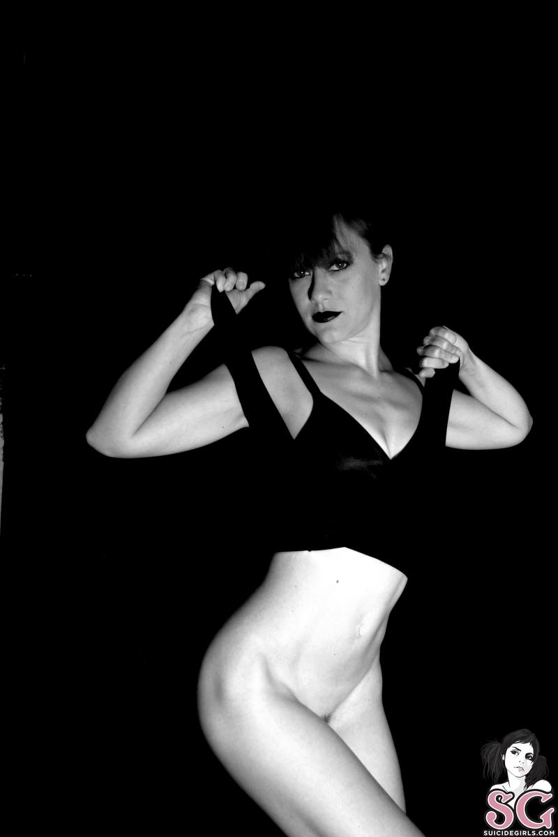 steamygirl-whitebodyinablackbody-31.jpg
