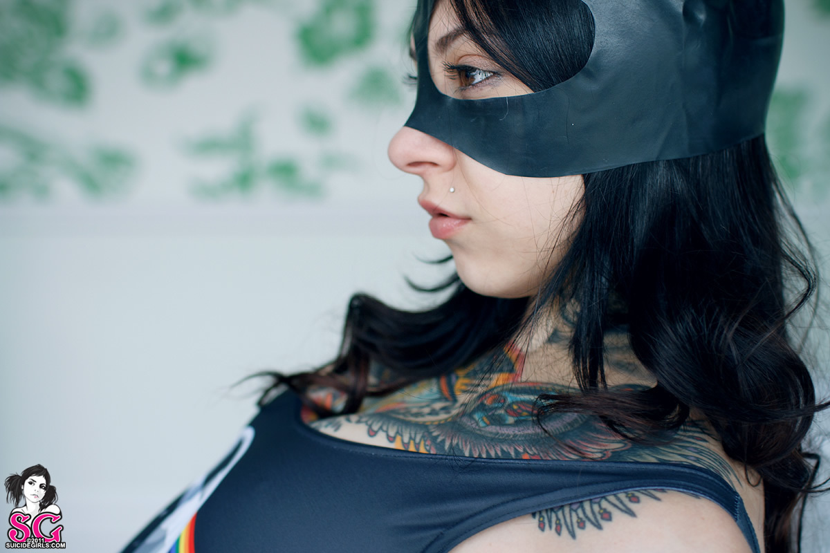 gogo-darthsideofthemoon-03.jpg
