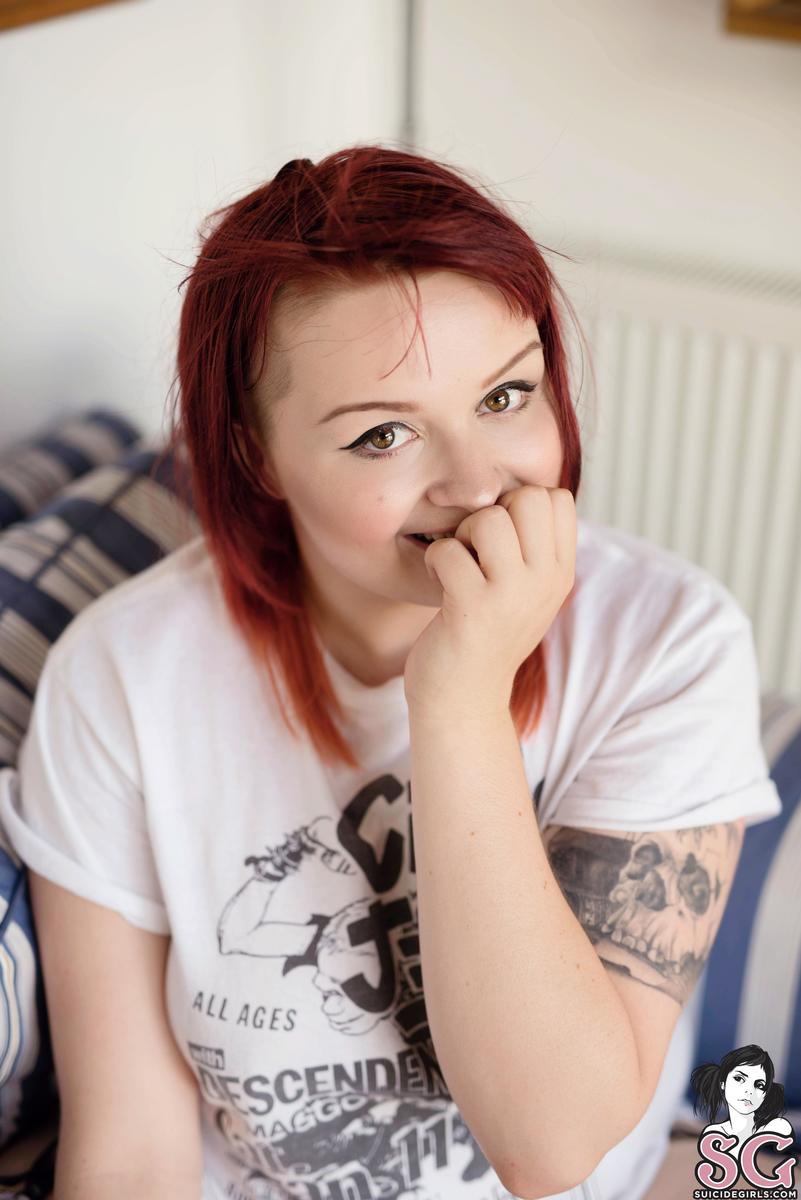 valo-anxiousgirl-03.jpg