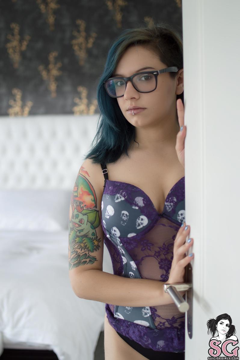 servine-kissindynamite-01.jpg