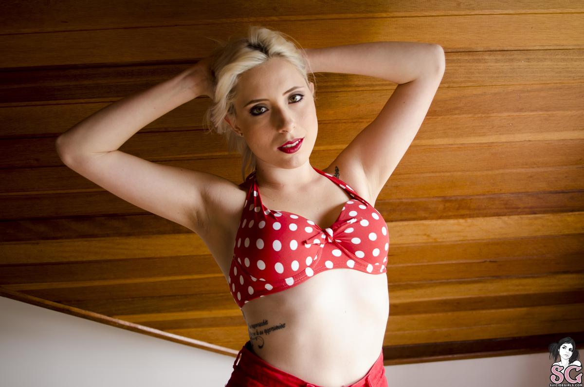 gley-sundayenrouge-01.jpg
