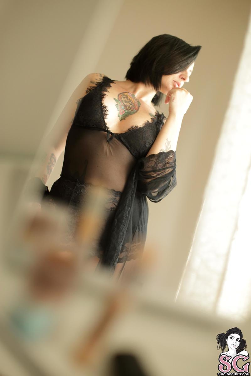 ladymuffin-myworldupsidedown-03.jpg