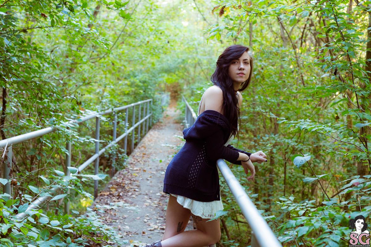 sallie-ofleavesandgrass-01.jpg