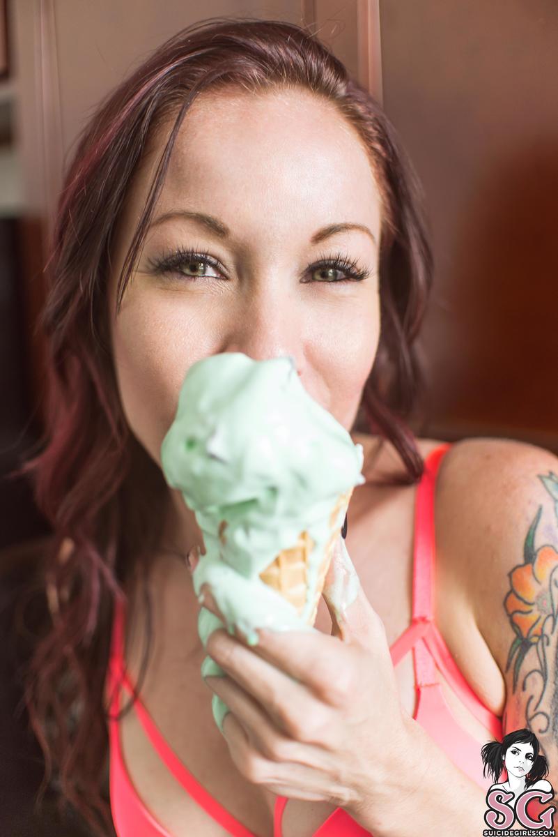 hunnibee-birthdaybehavior-11.jpg