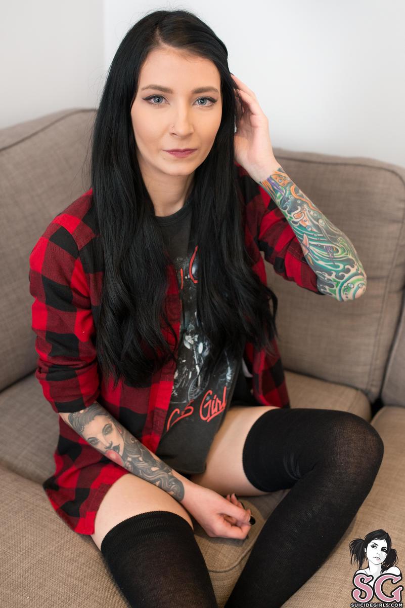 clarissaholly-blueeyesdontlie-01.jpg
