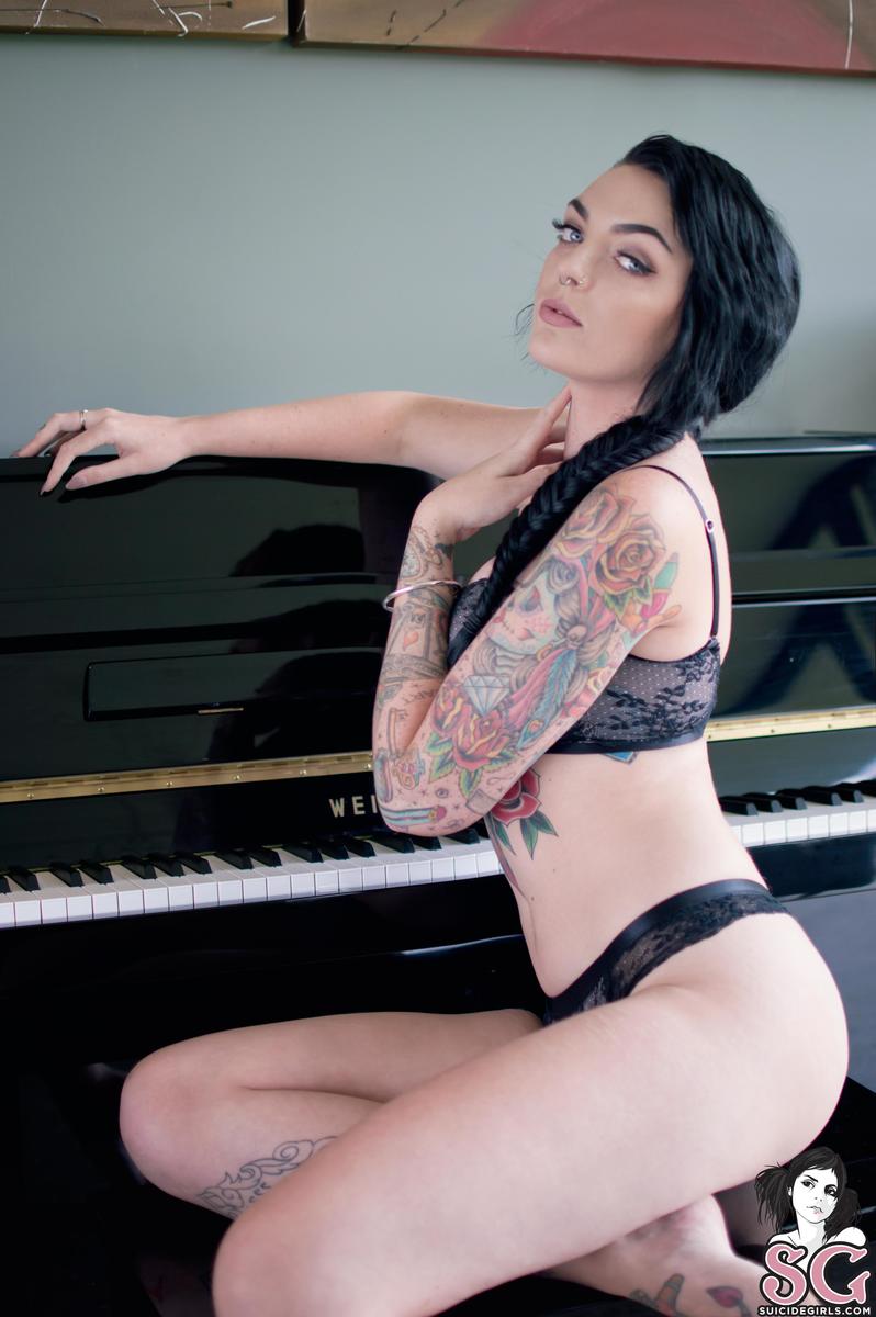 aubrey-uncomfortablynumb-01.jpg