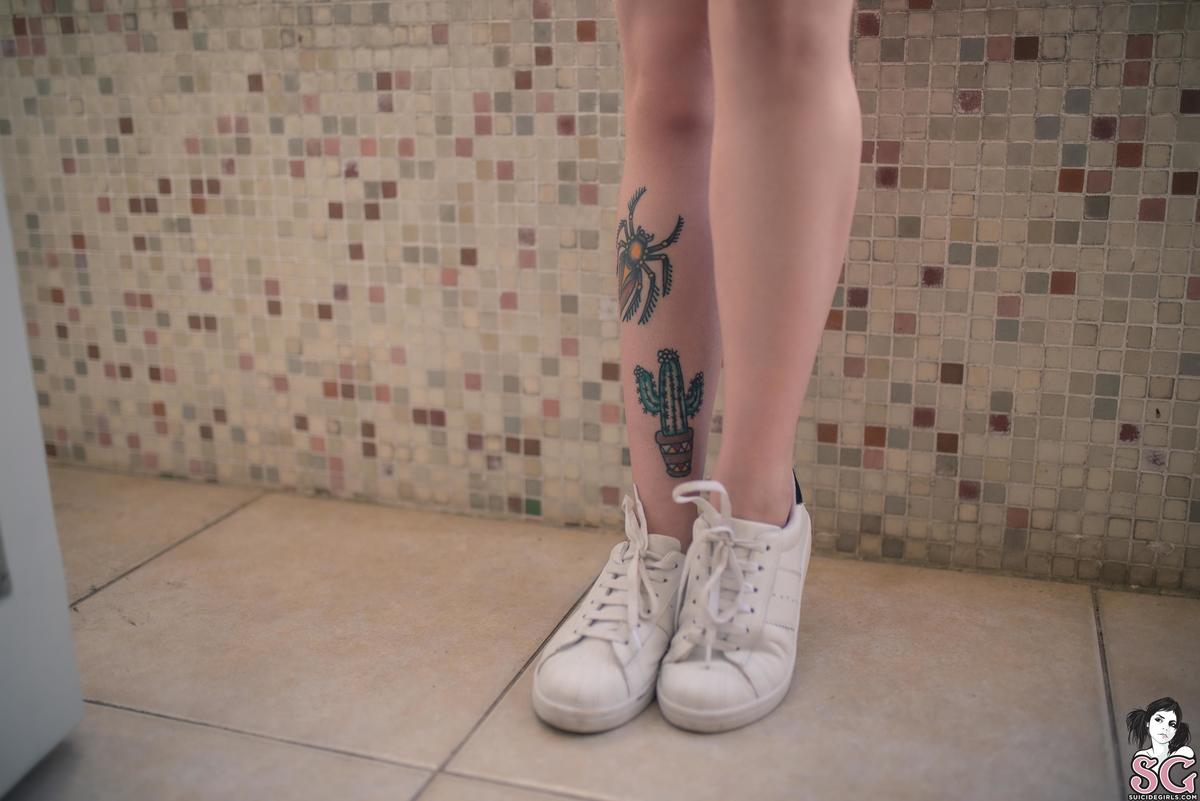kmila-whitegirlwhitesneakers-01.jpg