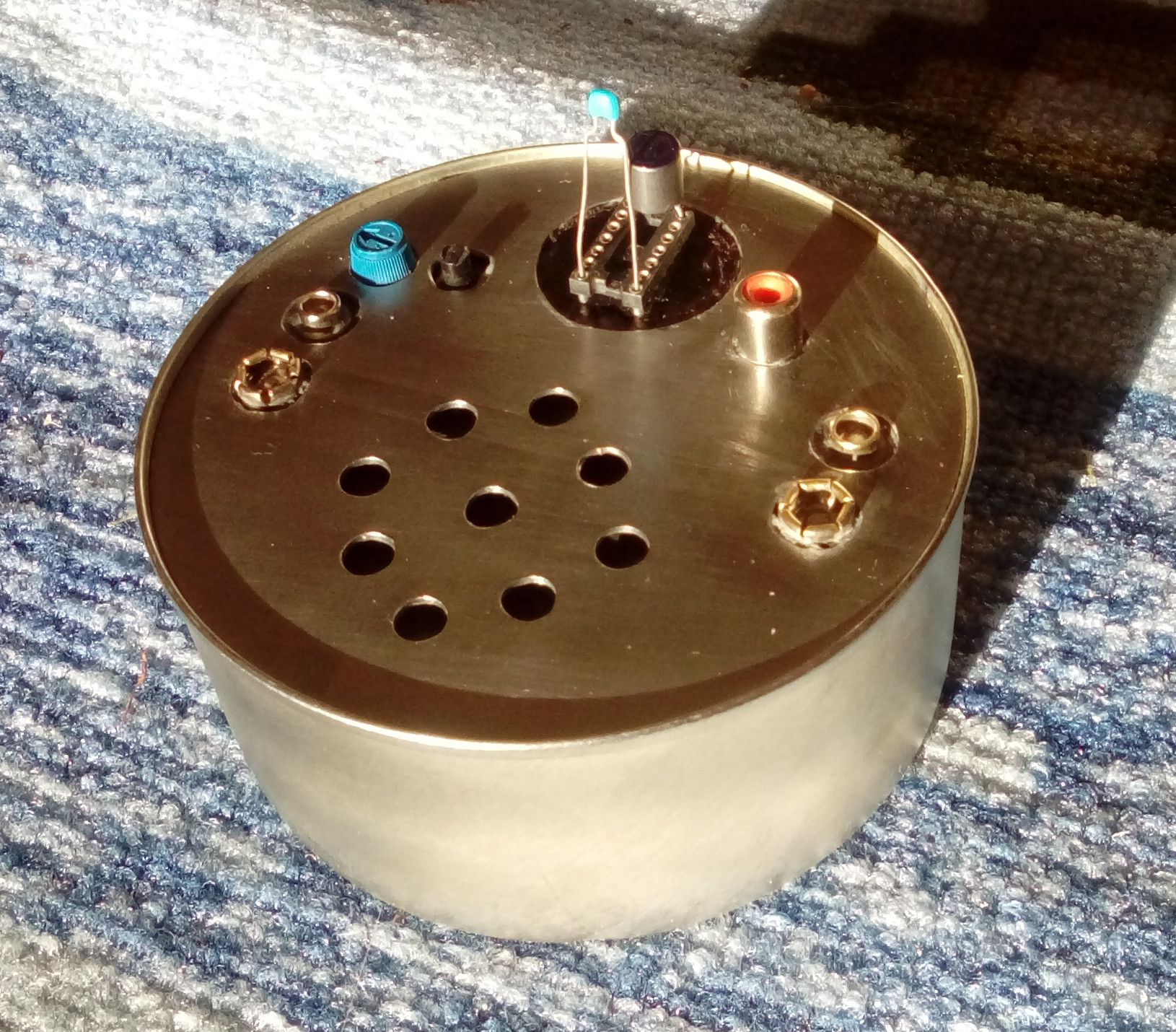 Peltz oscillator with speaker output in a box
