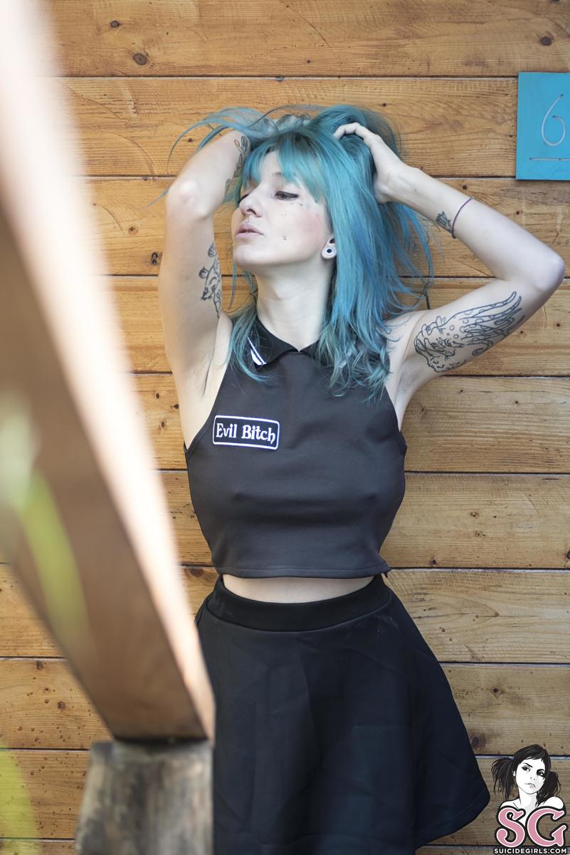 luxes-evilbitch-03.jpg