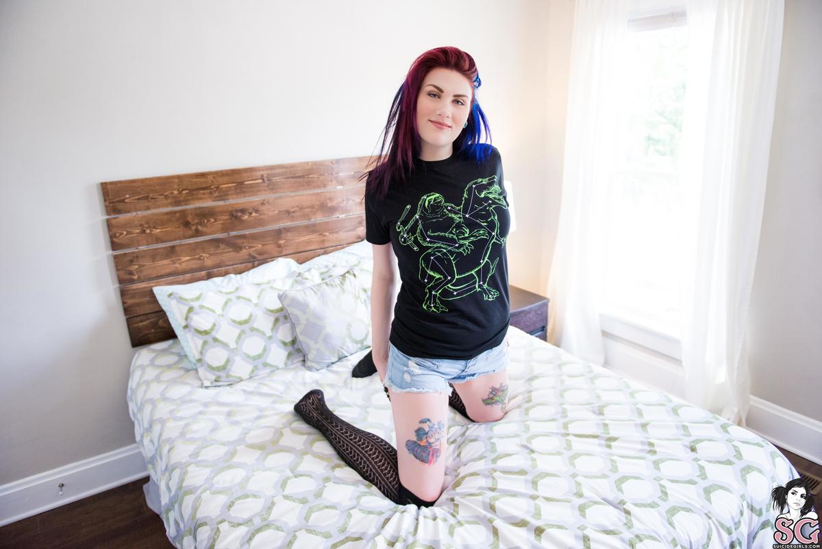 sleuth-bedroomeyesporcelainthighs-01.jpg
