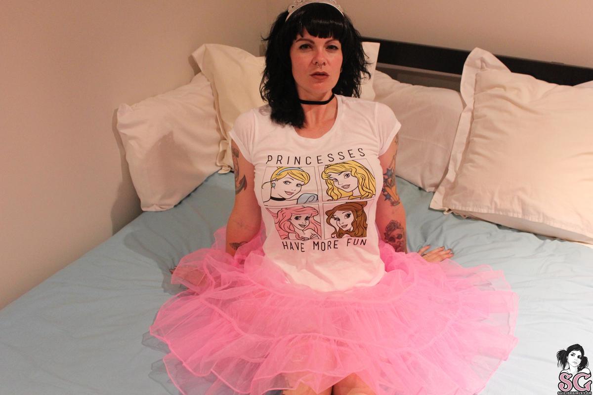 misskittysuicide-princessstories-03.jpg