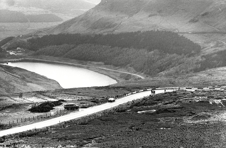 00076B7100000C1D-4511570-Police_search_Saddleworth_Moor_for_the_bodies_of_the_victims_kil-a-33_1495012203058.jpg