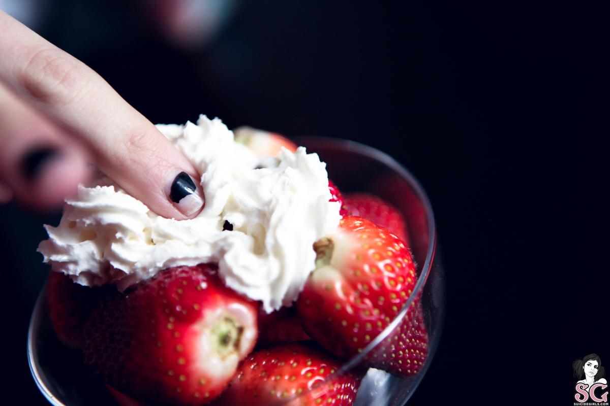 aisline-strawberriesandcream-03.jpg