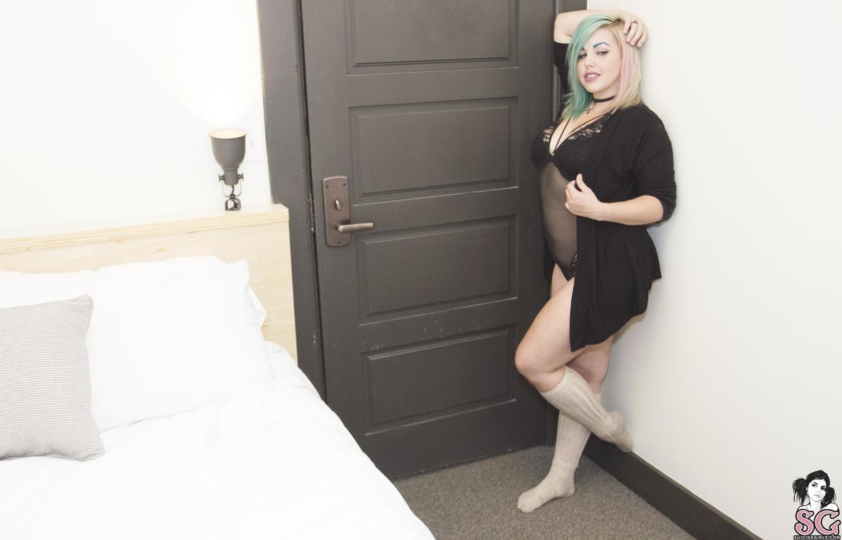roguedoll-pillowtalk-01.jpg