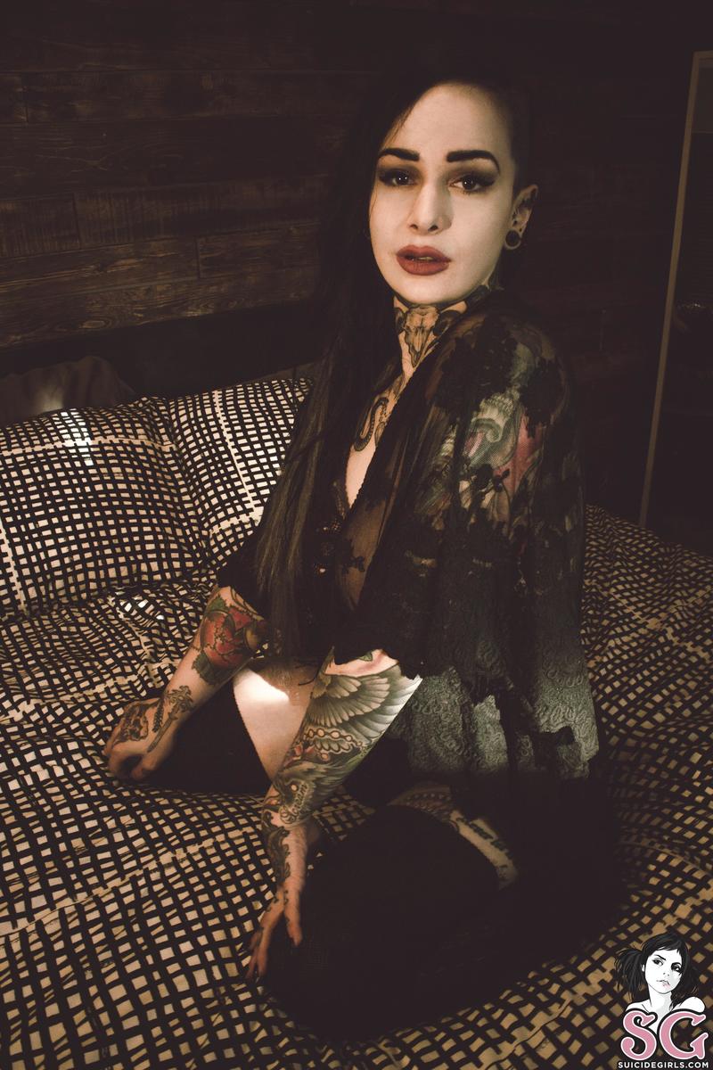 kruellasuicide-thehaunting-01.jpg