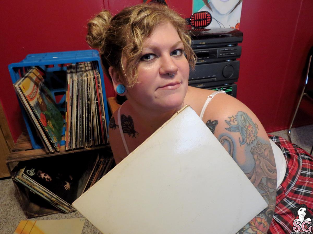 naughtynixxy-vinylcollection-05.jpg