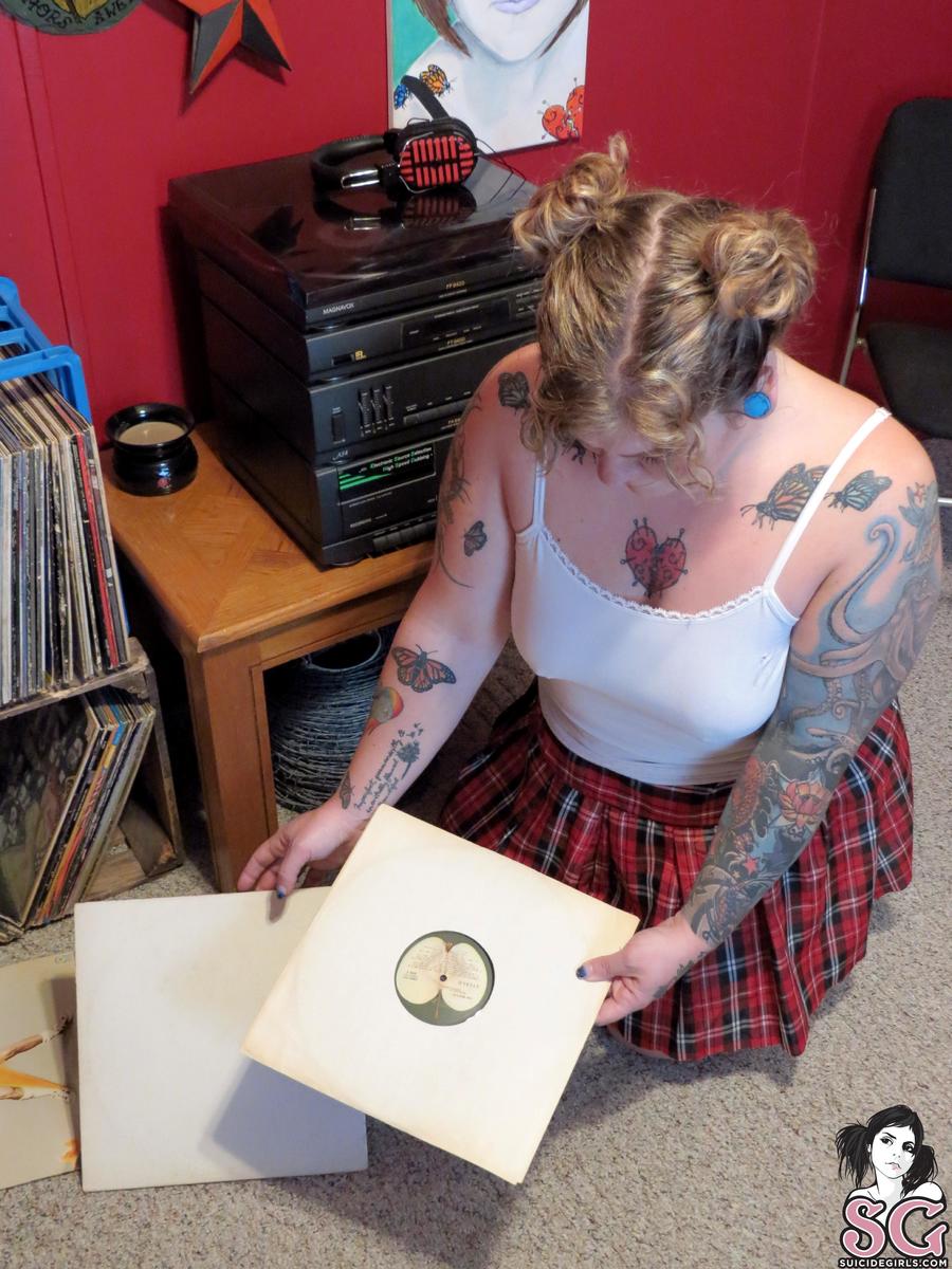 naughtynixxy-vinylcollection-07.jpg