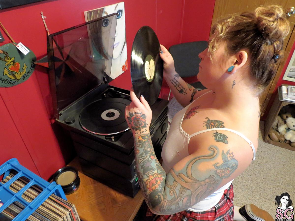 naughtynixxy-vinylcollection-09.jpg