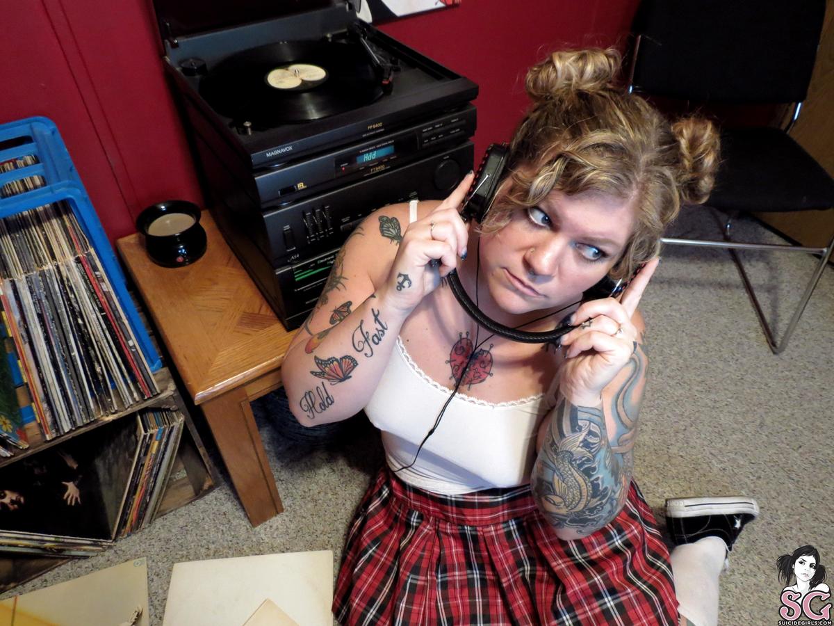 naughtynixxy-vinylcollection-11.jpg