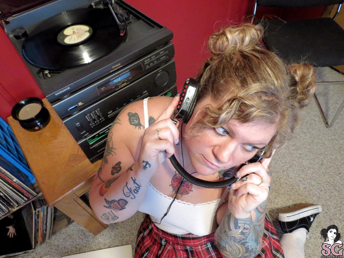 naughtynixxy-vinylcollection-13.jpg