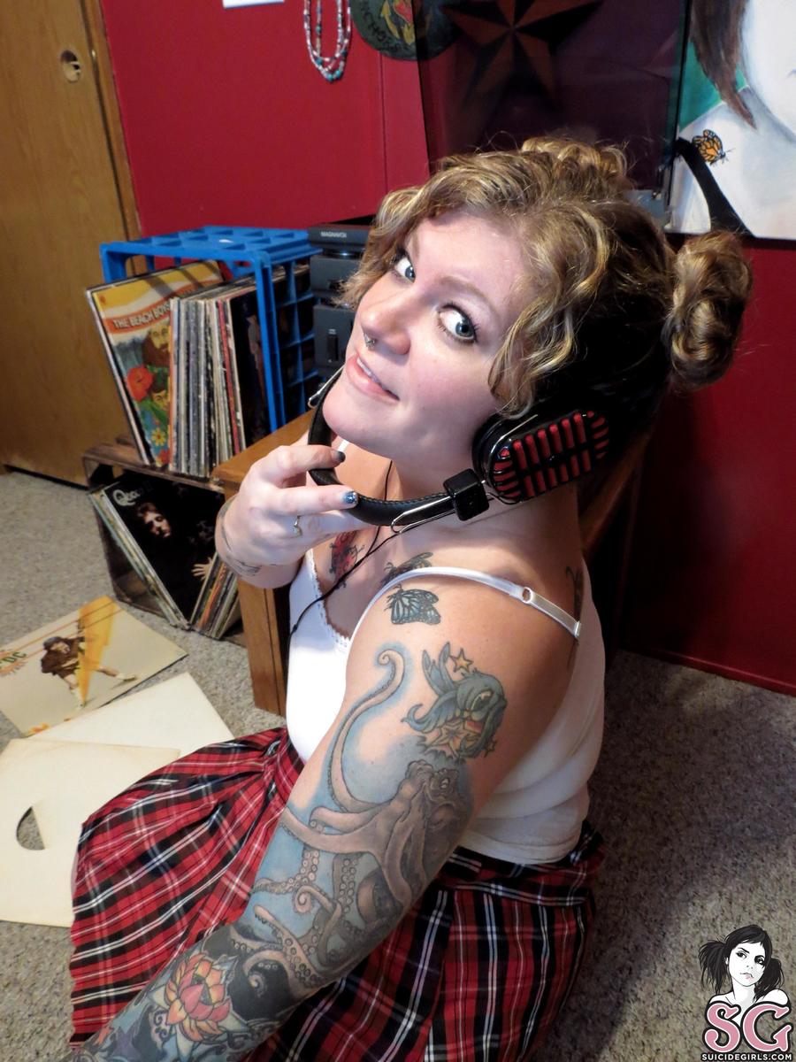 naughtynixxy-vinylcollection-17.jpg