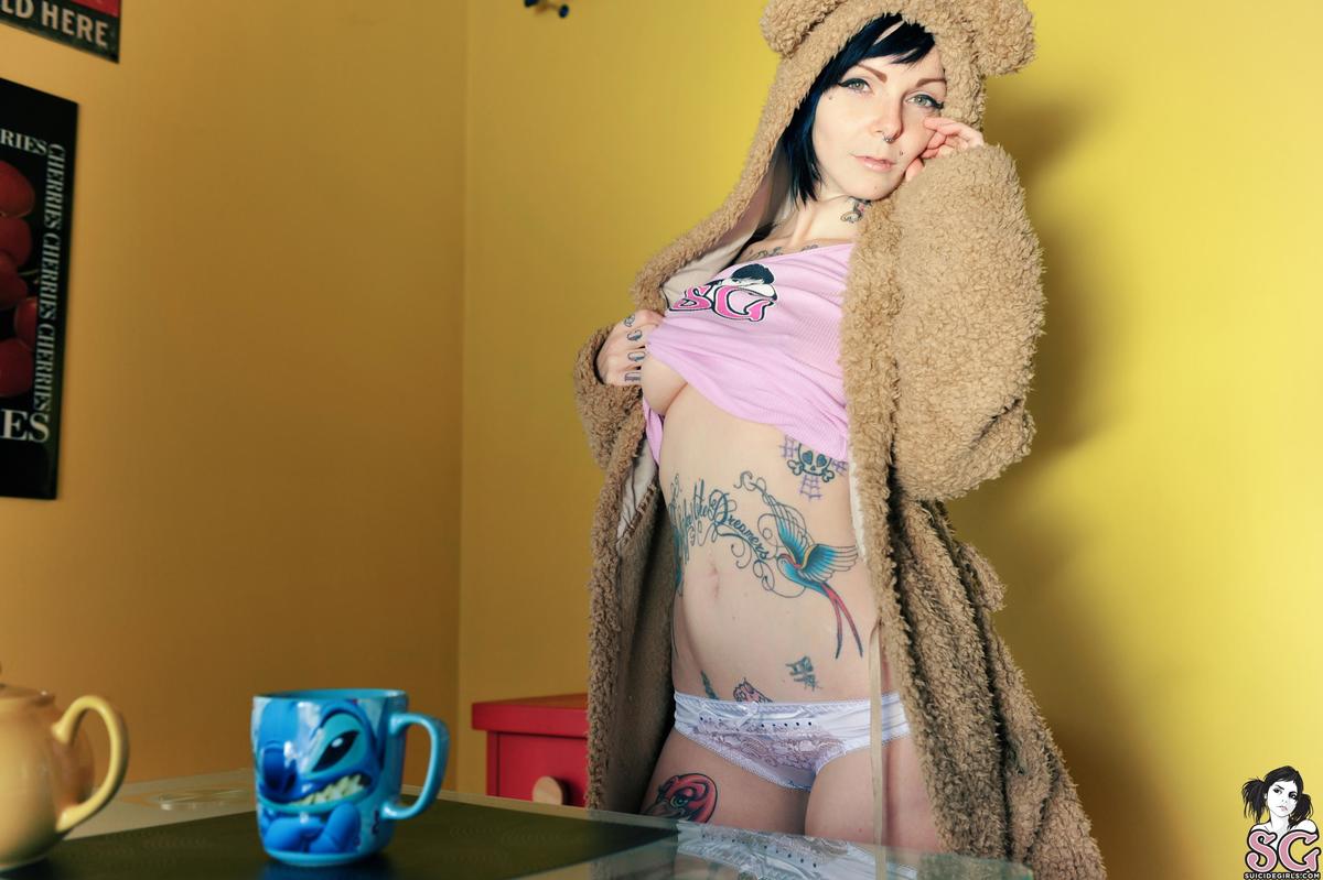 riae-bewarethebear-05.jpg