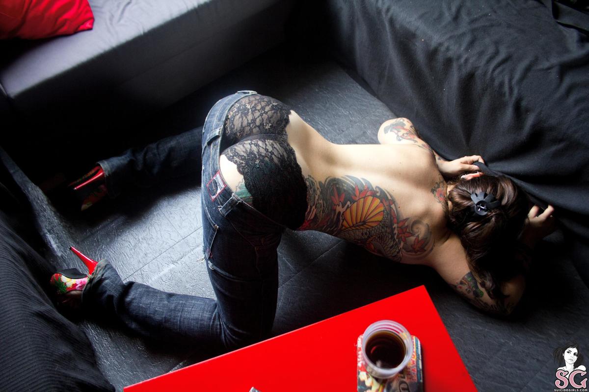eden-lookingforherphone-31.jpg
