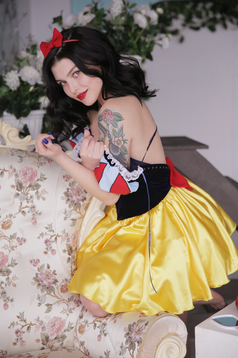 zeezee-thestoryofsnowwhite-11.jpg
