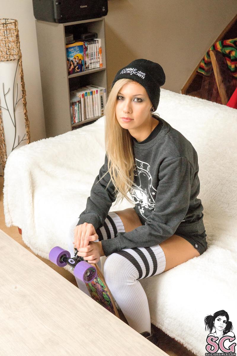 eliieweeds-sk4tergirl-01.jpg