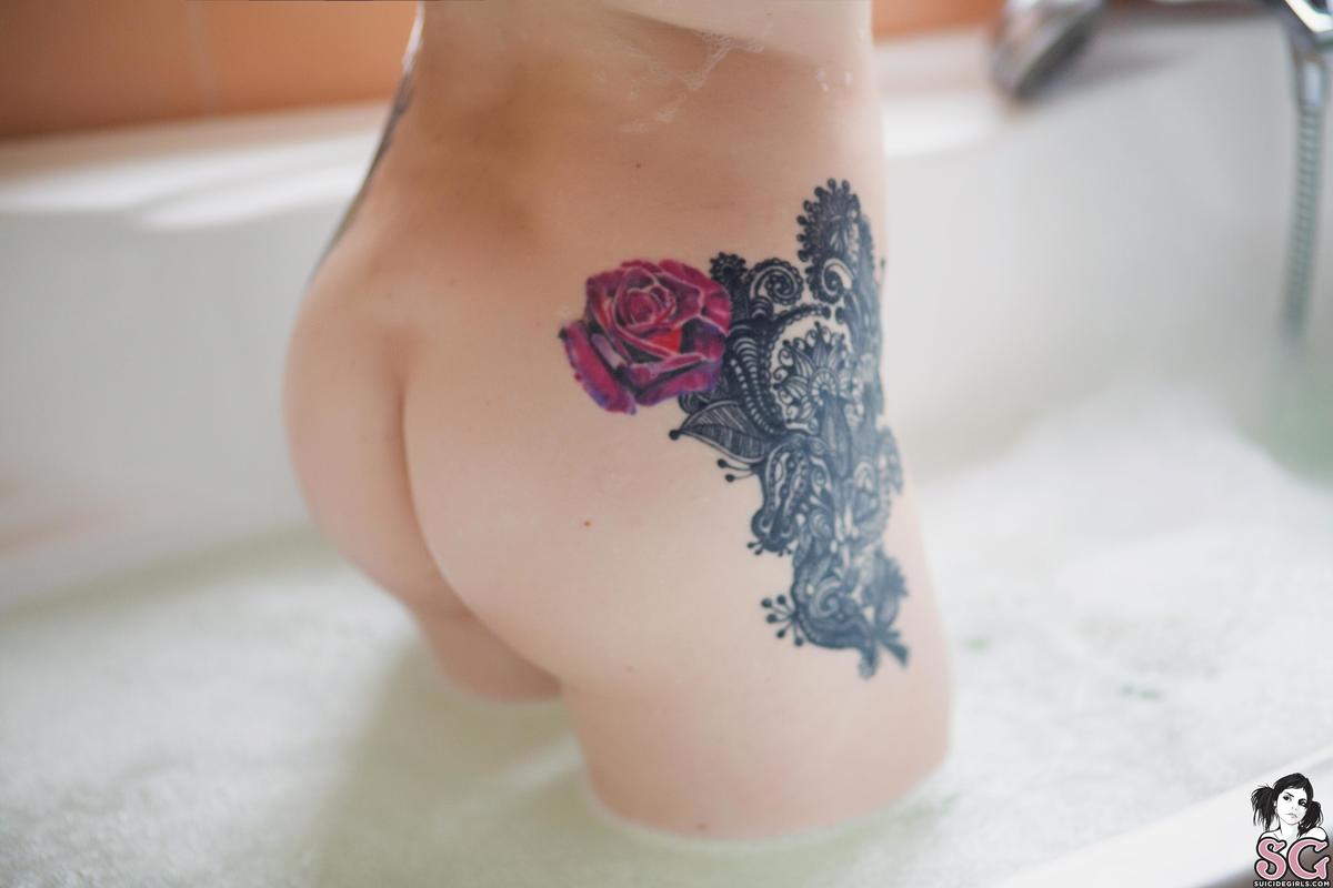 dizmay-themorninginthebathroom-21.jpg