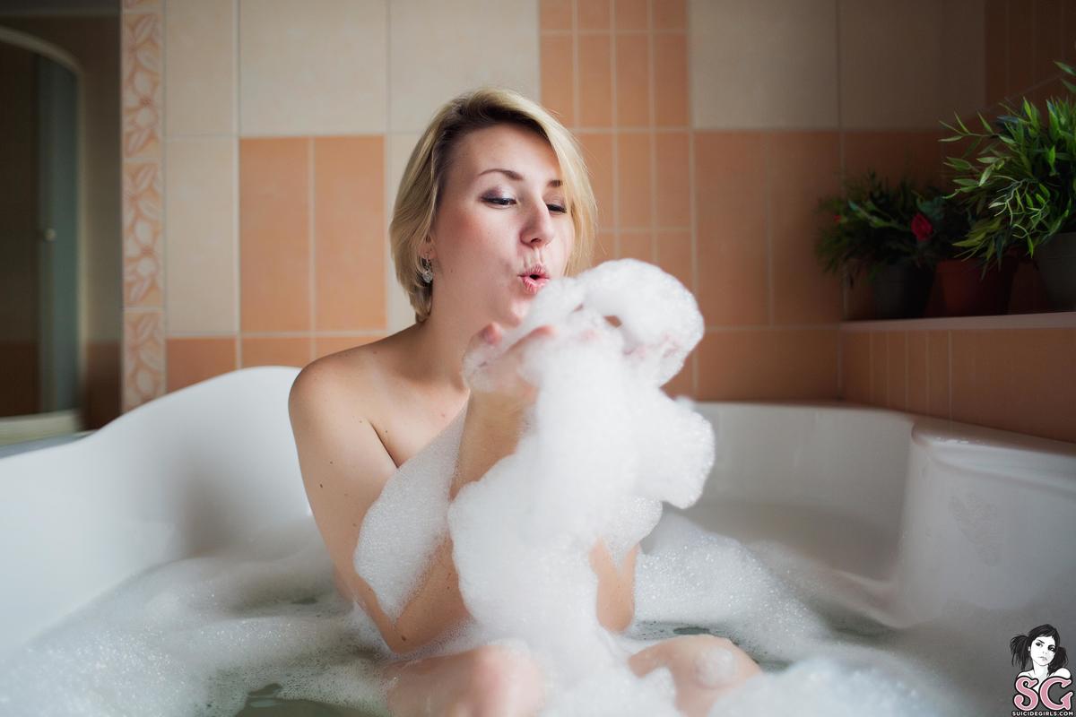 dizmay-themorninginthebathroom-29.jpg