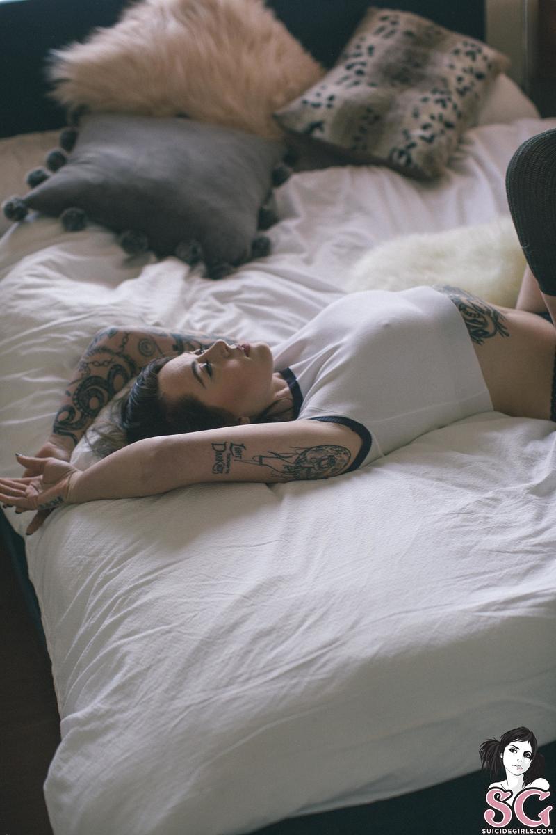 brittsuicide-bedroomeyes-03.jpg